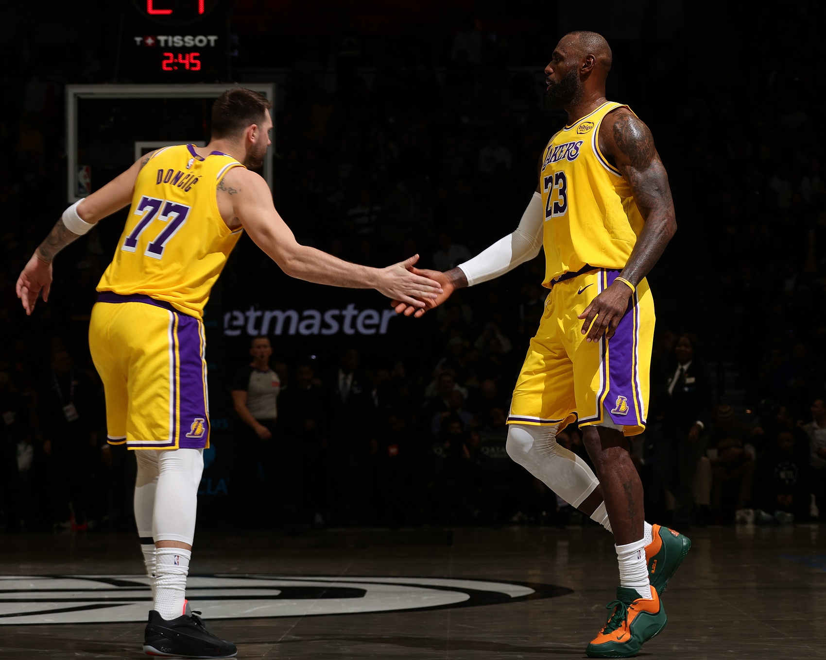 芒果体育直播nba-这都能赢？湖人全队22失误&amp;詹姆斯8次东契奇5次 76人全队14次